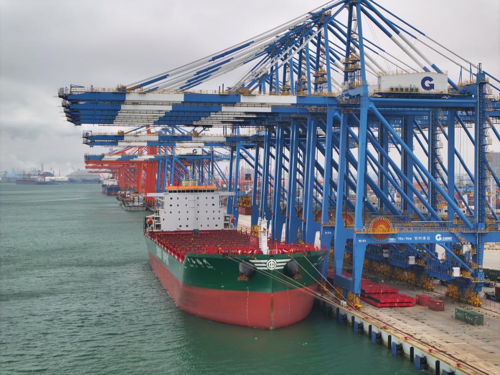 2月23日拍攝的廣西北部灣港欽州港區(qū)的碼頭堆場(chǎng)（無(wú)人機(jī)照片）。新華社記者 周華 攝