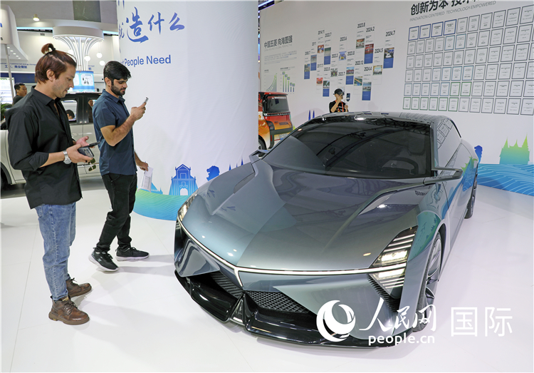 東博會(huì)上，上汽通用五菱展出的一款名為“東盟之光”的新能源概念車吸引參觀者駐足。人民網(wǎng)記者趙益普攝