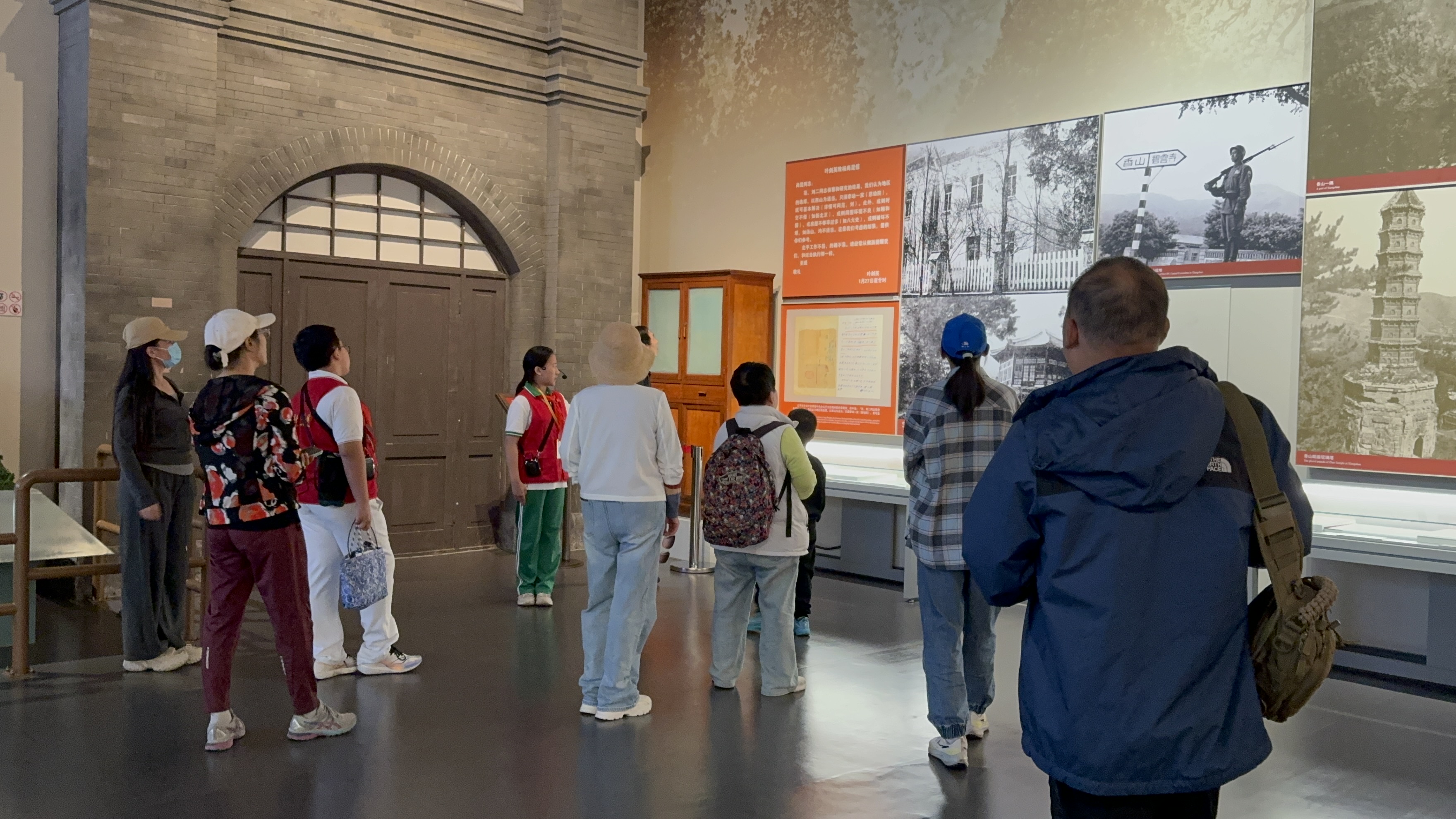 10月4日，北京香山革命紀(jì)念館內(nèi)，一名“紅領(lǐng)巾志愿者”正在為參觀者講解。人民網(wǎng)記者 劉微攝