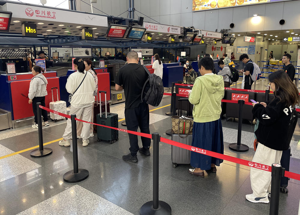 旅客在首都機(jī)場排隊(duì)辦理登機(jī)手續(xù)。人民網(wǎng)記者 喬雪峰攝