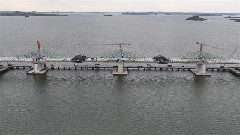 圖為馬古富力大橋合龍現(xiàn)場(chǎng)。中土東非公司供圖