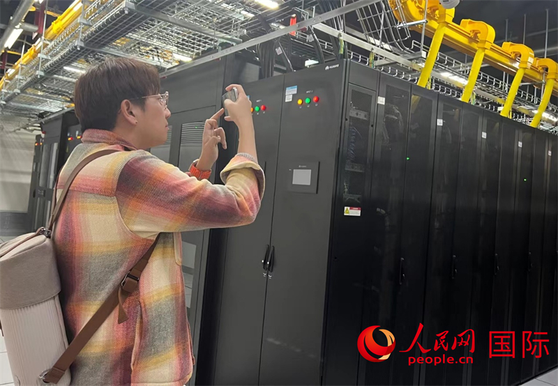 韓國(guó)博主樸大一參觀中國(guó)移動(dòng)新疆云計(jì)算和大數(shù)據(jù)中心機(jī)房。人民網(wǎng)記者曾書柔攝