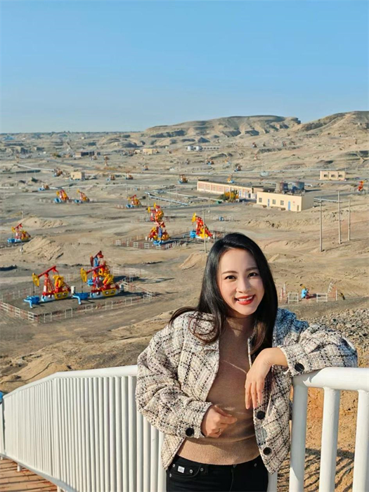 中泰文化推廣達(dá)人張愛玲參觀克拉瑪依百里油區(qū)。受訪者供圖