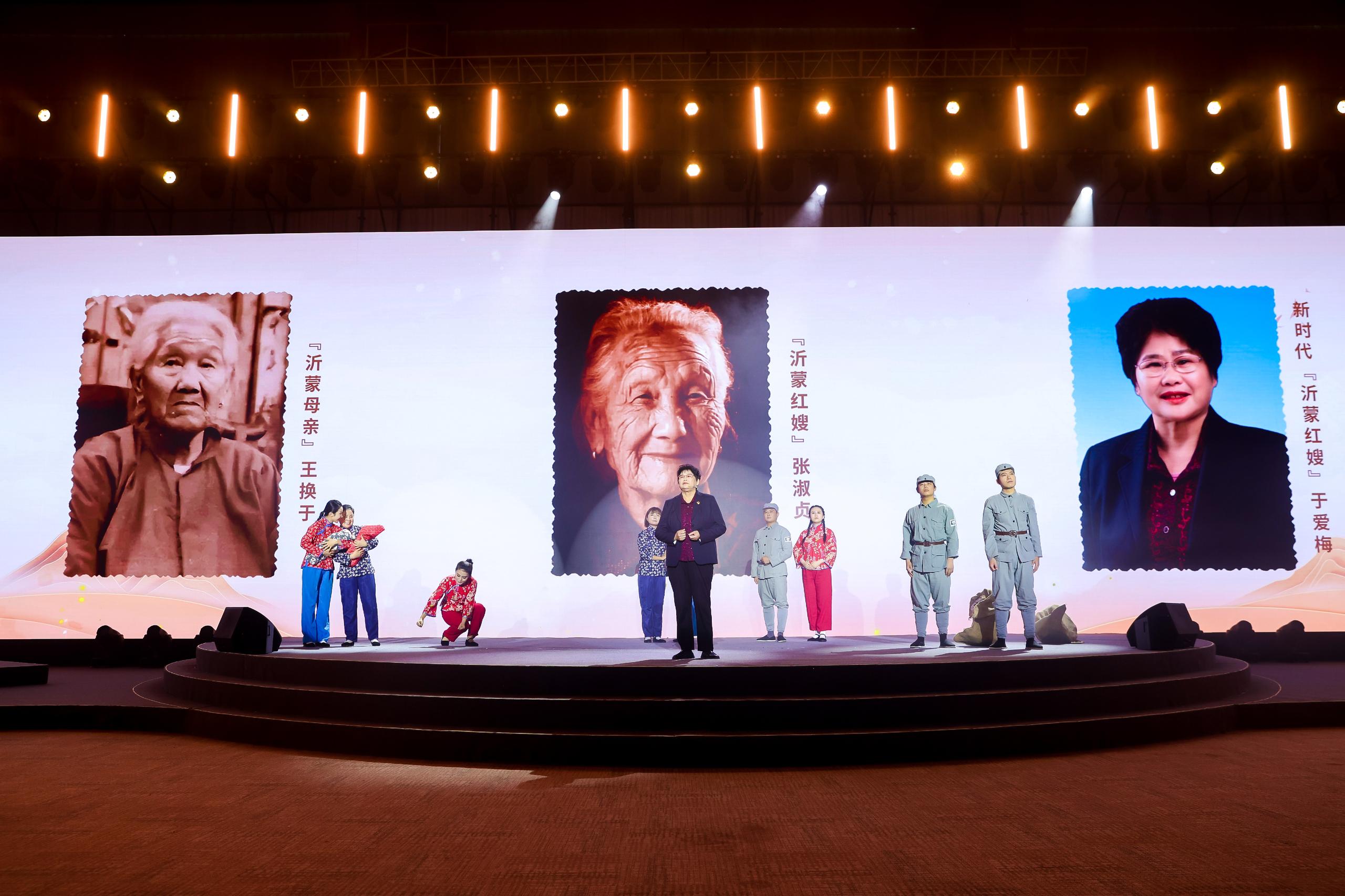 “何以中國·弦歌不輟”網(wǎng)絡主題活動現(xiàn)場，于愛梅講述“沂蒙紅嫂”的故事。人民視頻供圖。