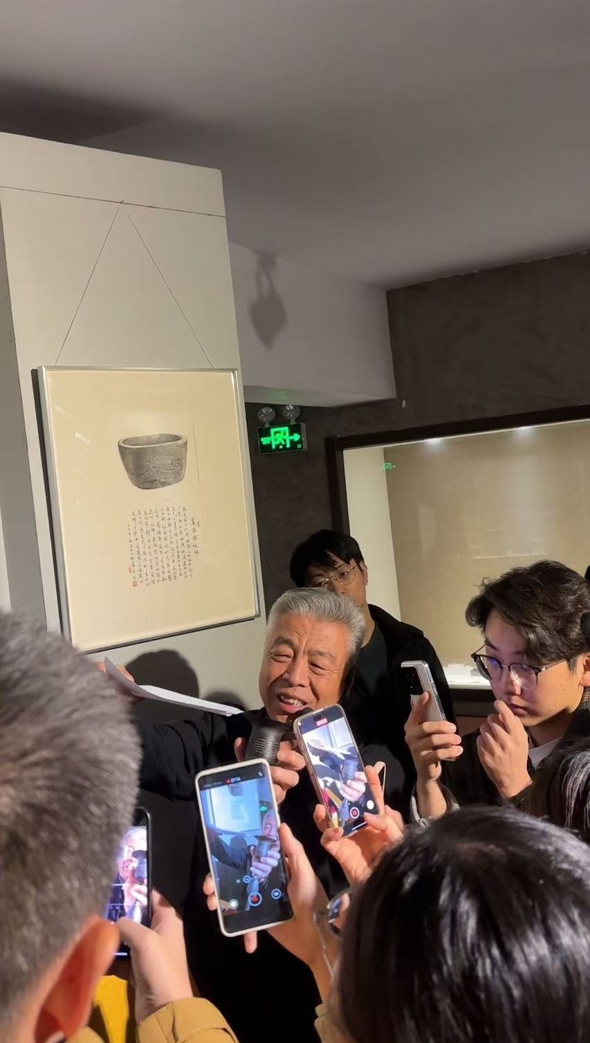 黑陶邢文化博物館館長邢葆東展示兩張相疊的A4紙，向記者解釋此為杯口的厚度。