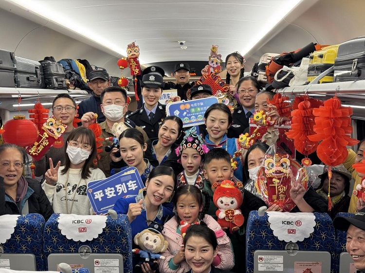 春節(jié)期間，在中老鐵路磨萬（磨丁—萬象）段，鐵路客運(yùn)員工與乘客合影留念。李加勇攝