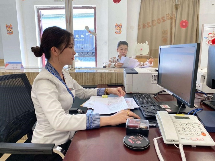 春節(jié)期間，中老鐵路員工堅守崗位，保障鐵路運(yùn)行安全、暢通。李加勇攝