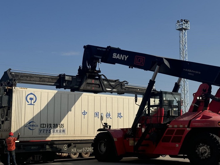 春節(jié)期間，起重機(jī)吊裝即將發(fā)運(yùn)的冷鏈集裝箱。李加勇攝