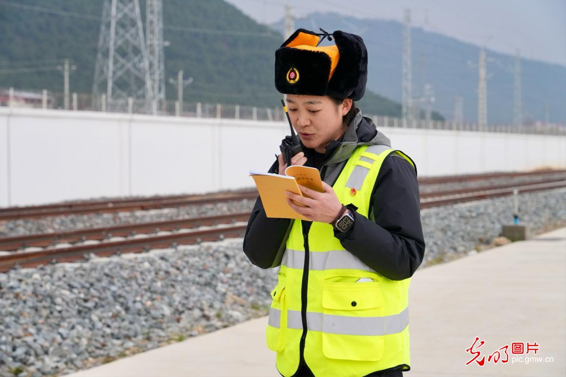 【發(fā)現(xiàn)最美鐵路】云端上的“毫米級”守護者——麗香鐵路養(yǎng)護工