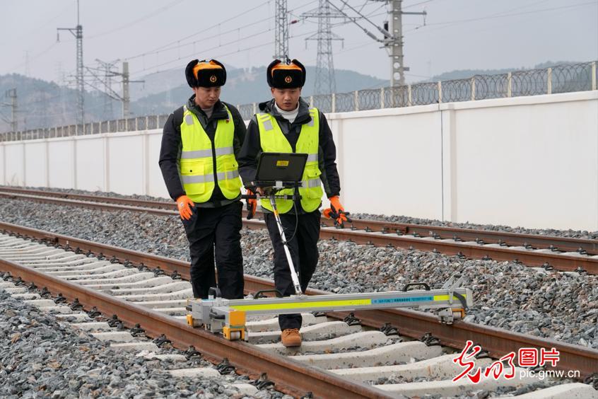 【發(fā)現(xiàn)最美鐵路】云端上的“毫米級”守護者——麗香鐵路養(yǎng)護工