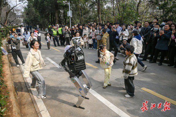 “智警小珞”人形機器人和小朋友們斗舞。長江日報記者史偉 攝