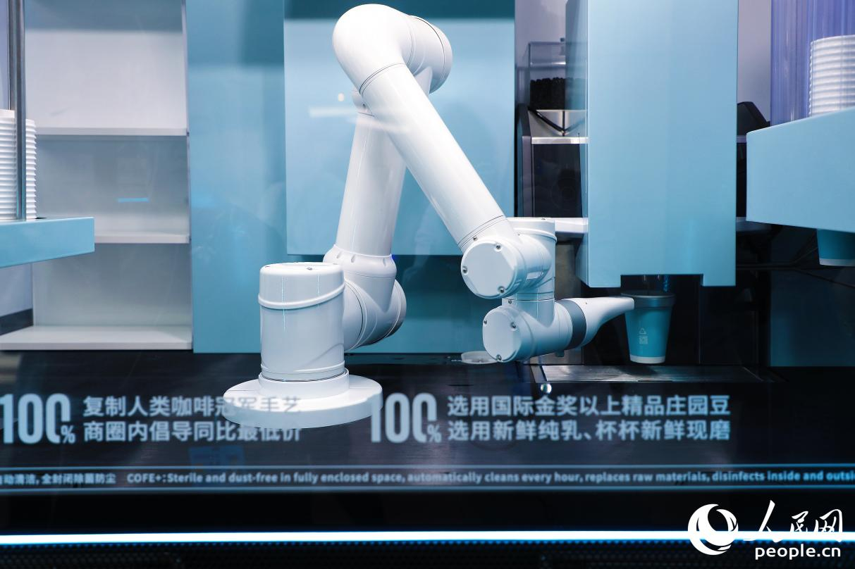 機(jī)器人現(xiàn)磨咖啡。人民網(wǎng) 李唯一攝