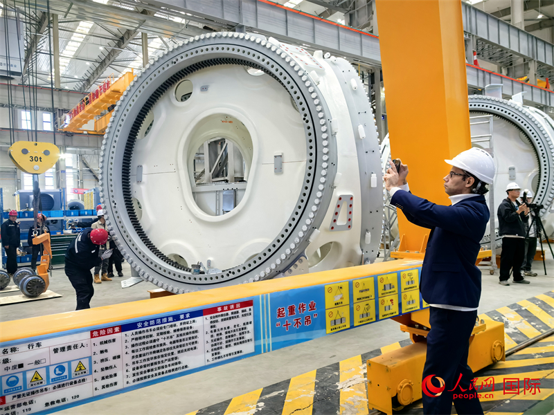 外媒記者參觀位于烏蘭察布察哈爾高新技術開發(fā)區(qū)的運達風電裝備制造廠房。人民網(wǎng) 楊春燕攝