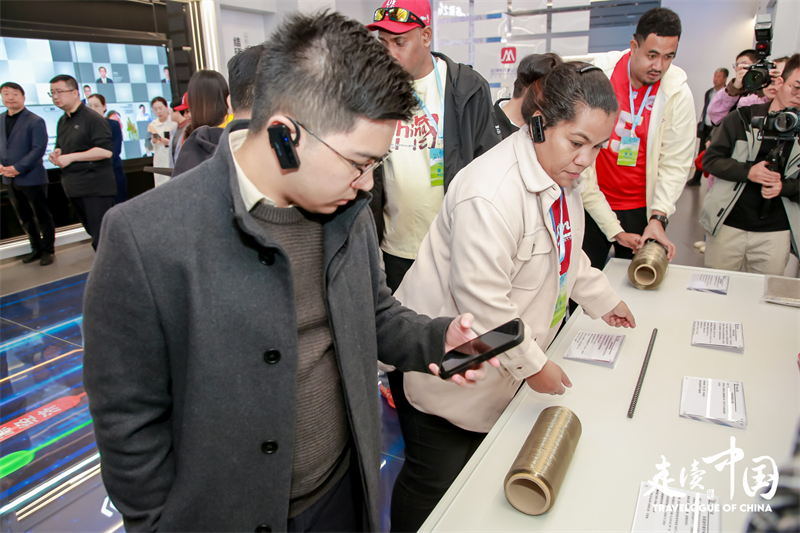 菲律賓《商業(yè)鏡報》蔡辰威（左）在烏蘭察布察哈爾高新技術開發(fā)區(qū)聽取講解。環(huán)球網(wǎng)供圖