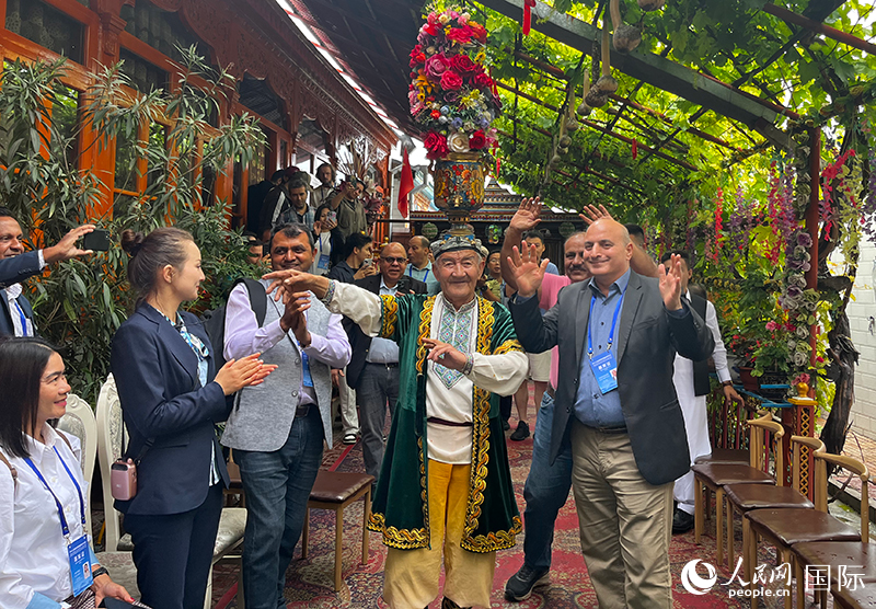 5月24日，外國媒體人在伊寧市喀贊其民俗旅游區(qū)參觀體驗(yàn)。 人民網(wǎng)記者 翟轉(zhuǎn)麗攝