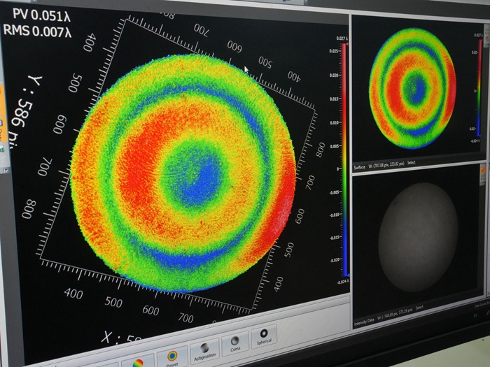 屏幕上清晰顯示著光學元器件的打磨程度。人民網(wǎng)記者 李洋攝