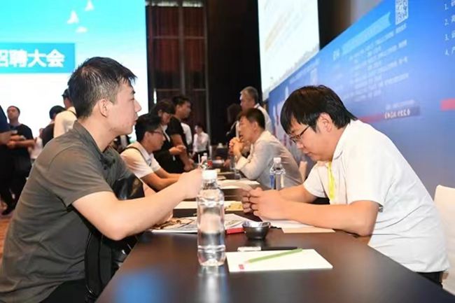 光電產(chǎn)業(yè)人才招聘會。人民網(wǎng)記者 李洋攝