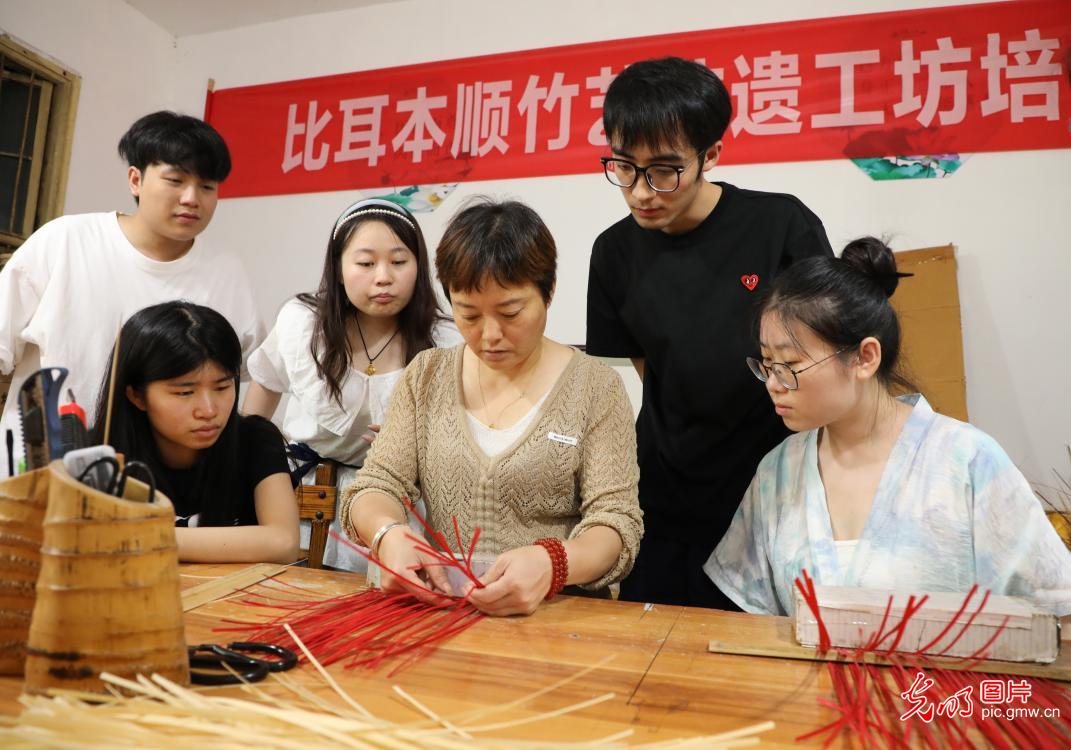 直播助農(nóng)、健康義診、扮靚街巷……青年學(xué)子暑期返鄉(xiāng)服務(wù)桑梓