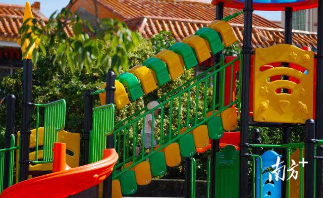 崖口村近年來(lái)也大力發(fā)展村里的基礎(chǔ)設(shè)施建設(shè)，尤其為老人和小孩提供更多的休閑娛樂(lè)場(chǎng)所。