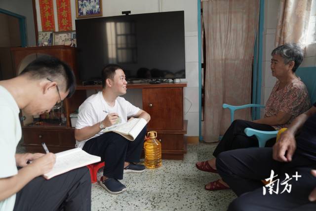 文化組的兩名成員正入戶探訪。