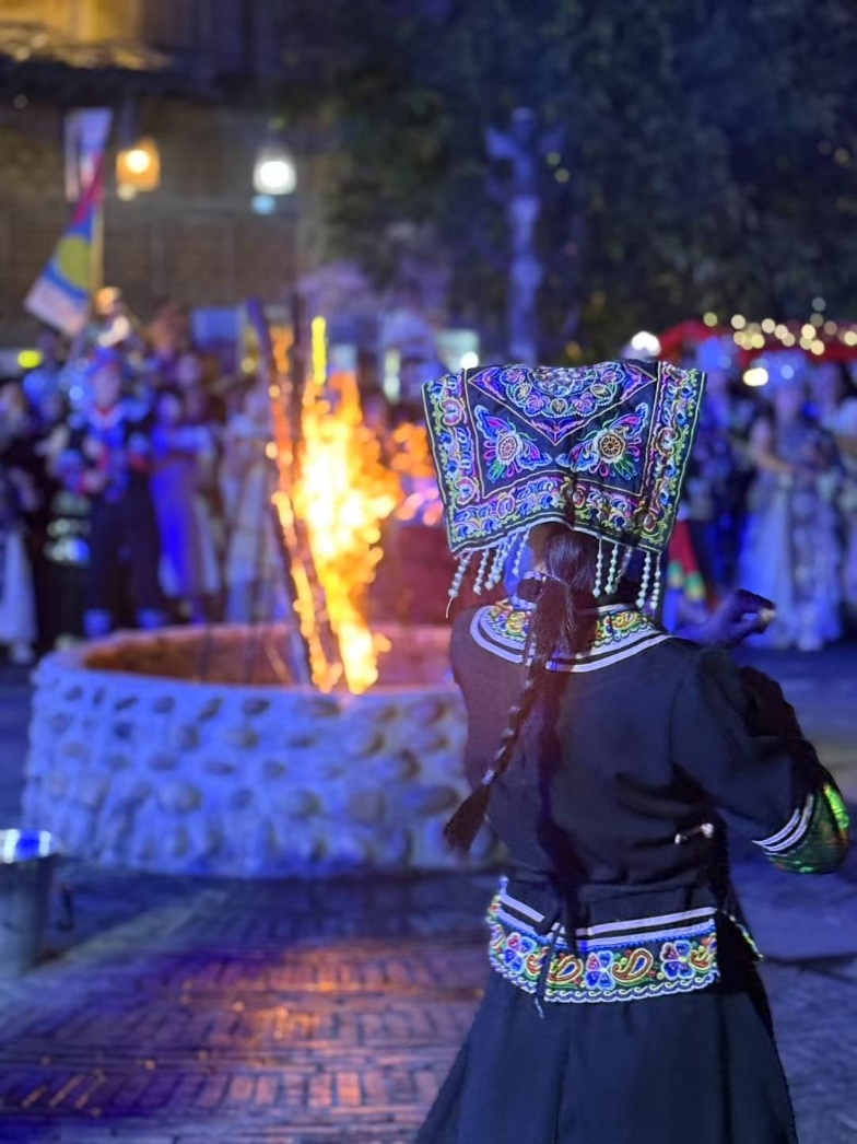 2025年7月，貴州烏江寨“萬(wàn)人打跳夜”現(xiàn)場(chǎng)。受訪(fǎng)者供圖