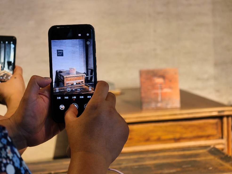 2025年7月15日，暑期研學(xué)團(tuán)小朋友在浙江省紹興市三味書(shū)屋拍攝魯迅讀書(shū)座位及課桌上的“早”字。受訪(fǎng)者供圖