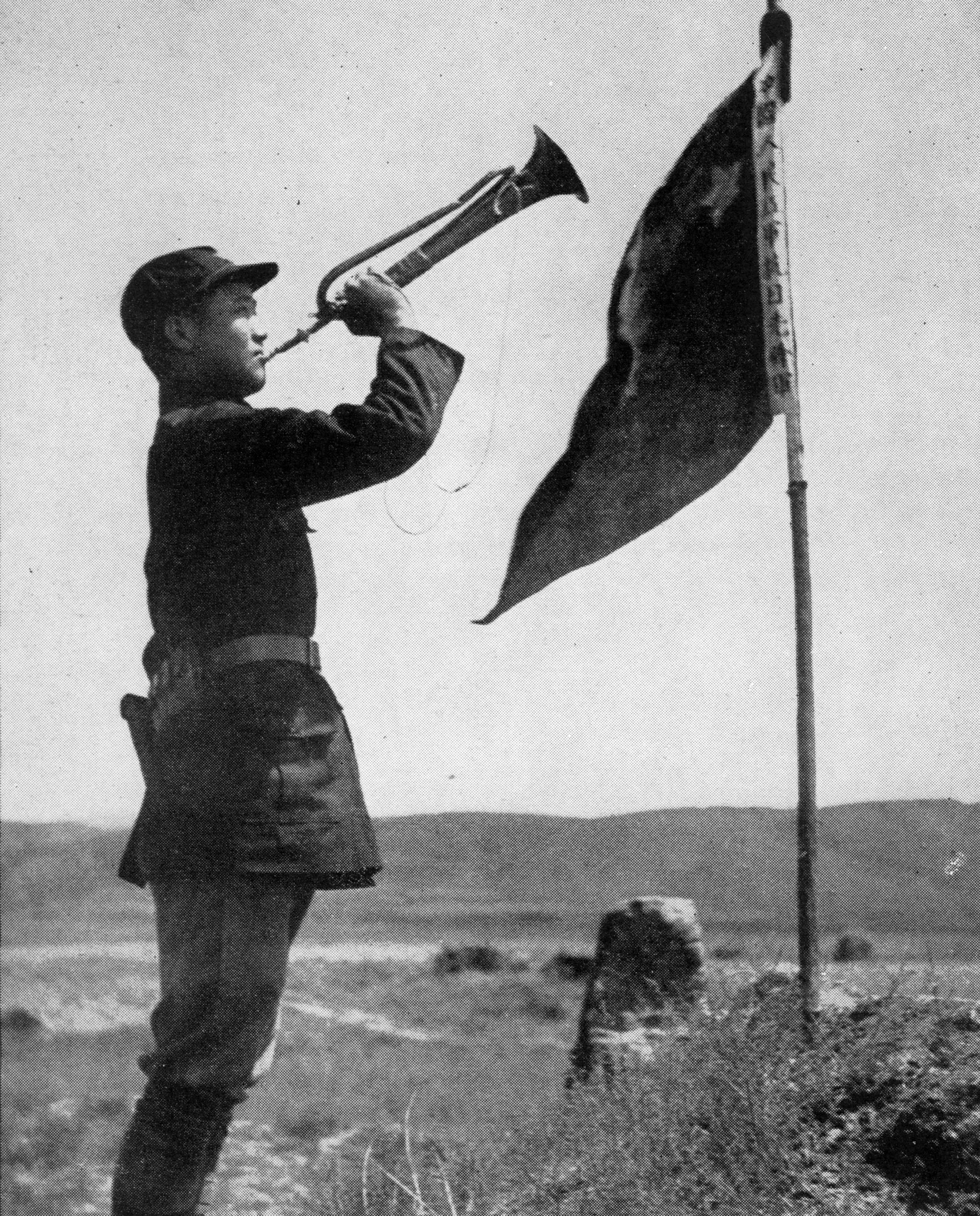 斯諾在預(yù)旺堡拍攝的紅軍司號員，他身邊的旗子上寫著“中國人民紅軍抗日先鋒隊(duì)”。