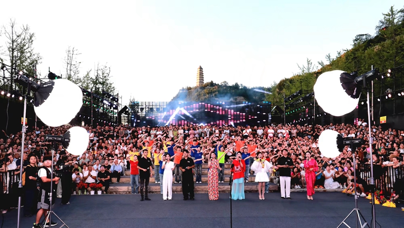 “寶塔山下唱民歌”活動現(xiàn)場盛況。加向前攝