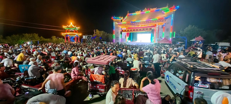 “戲曲進鄉(xiāng)村”在吉安城村演出。姚二曼攝