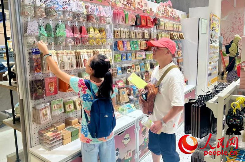 游客在文創(chuàng)店挑選商品。人民網(wǎng)記者 鄒星攝