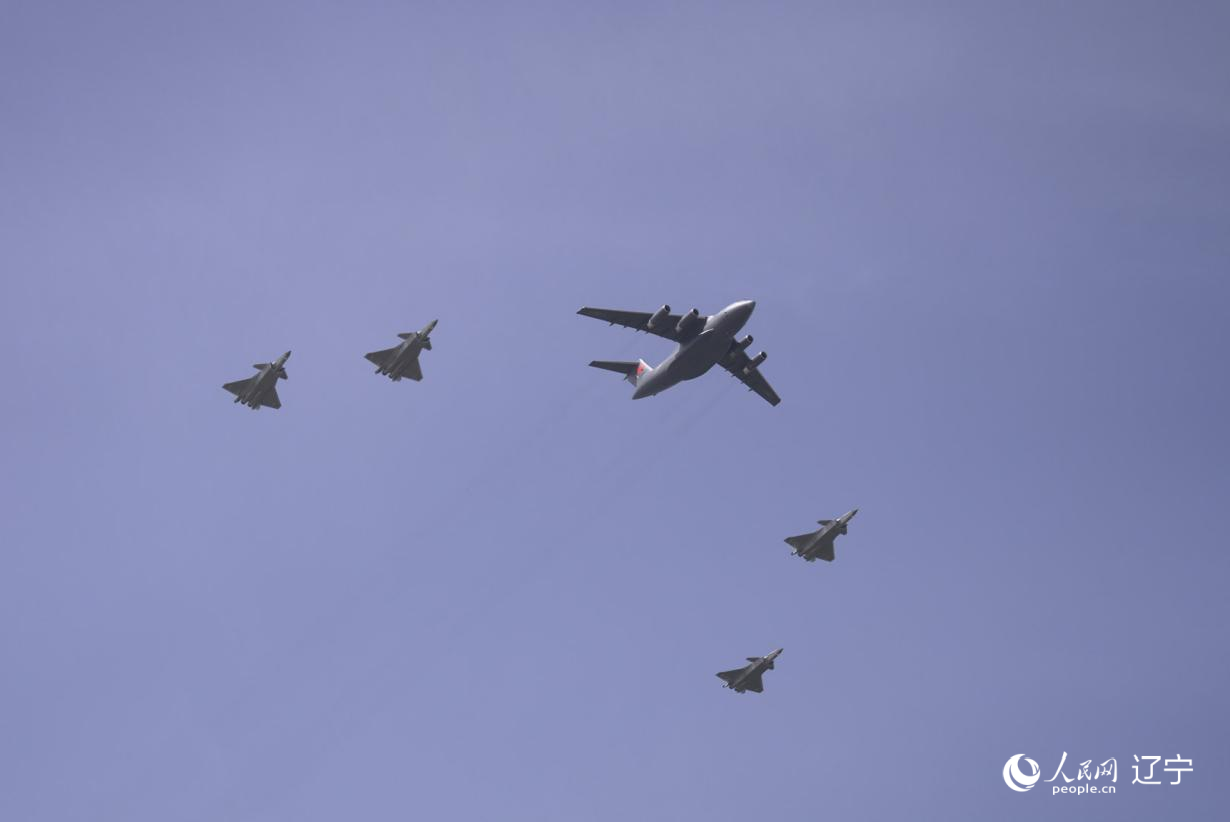執(zhí)行第十二批在韓中國人民志愿軍烈士遺骸轉(zhuǎn)運任務(wù)的運-20進(jìn)入中國領(lǐng)空后，首次采用“五機編隊”的方式，由4架殲-20伴飛護(hù)航，與往年相比護(hù)航規(guī)格更高。人民網(wǎng)記者 邱宇哲攝