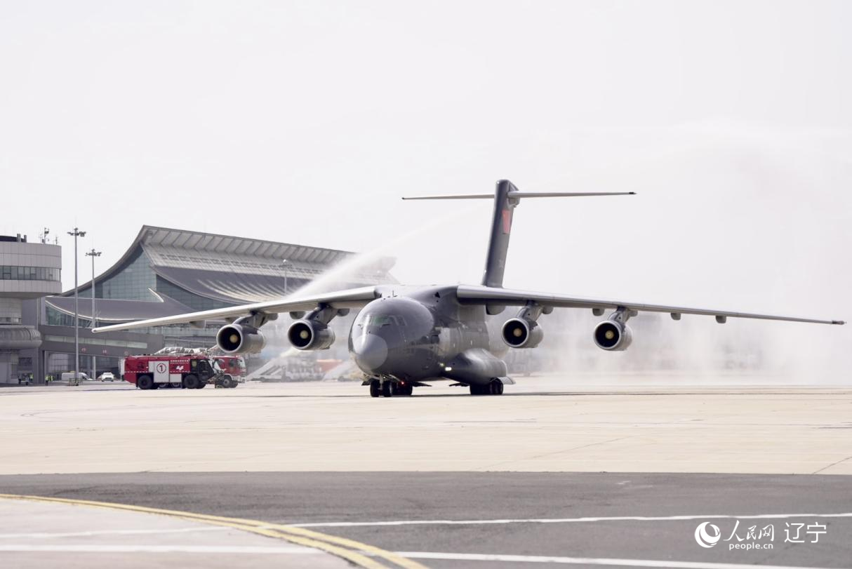 沈陽桃仙國際機場以“過水門”最高禮遇迎接英烈回家。人民網(wǎng)記者 邱宇哲攝