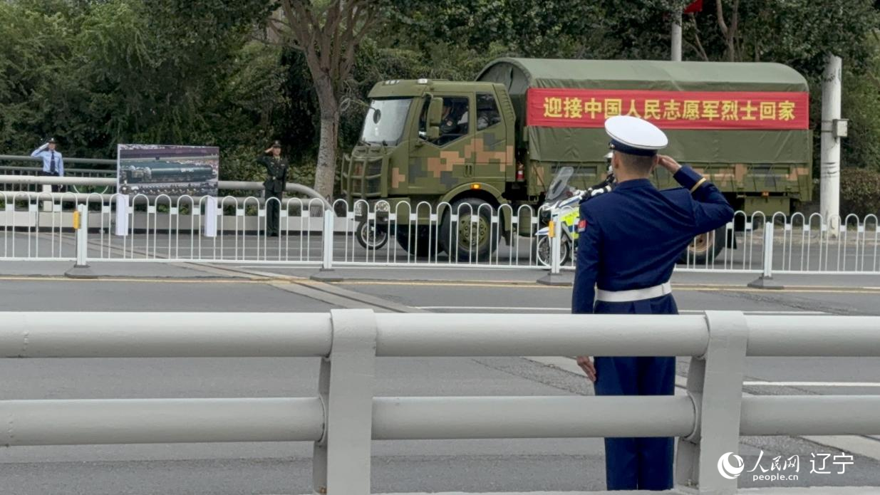 沈陽市渾河橋東側(cè)，擺放著東風(fēng)—5C導(dǎo)彈的受閱照片。人民網(wǎng)記者 湯龍攝