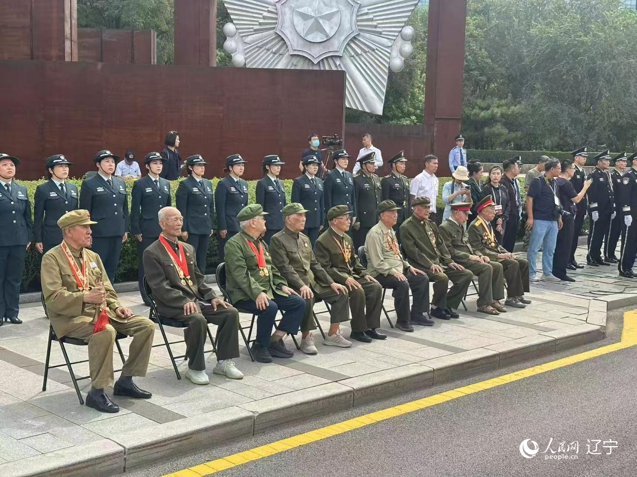 沈陽抗美援朝烈士陵園門前，志愿軍老戰(zhàn)士等候戰(zhàn)友的歸隊。人民網(wǎng)記者 周頌雪攝