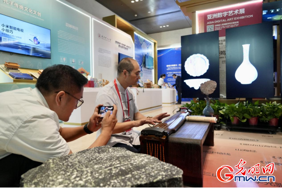 指尖觸千年 數(shù)字煥新生——2025年世界互聯(lián)網(wǎng)大會(huì)文化遺產(chǎn)數(shù)字化精品展掠影