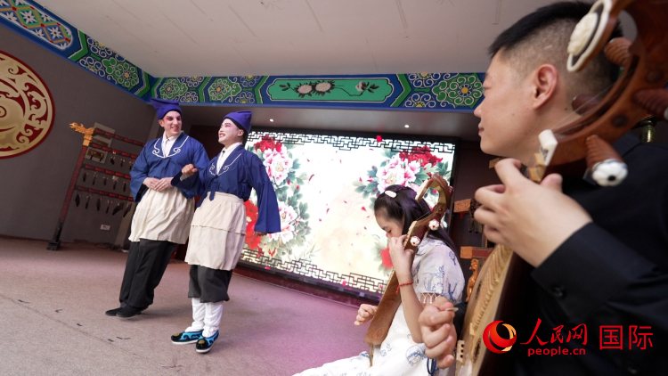 人民網(wǎng)外籍專家湖長明體驗(yàn)柳琴戲。人民網(wǎng)記者 蘇纓翔攝
