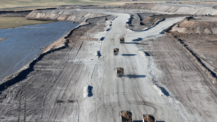 徐工無人電動礦卡行駛在內(nèi)蒙古華能伊敏露天礦區(qū)。受訪對象供圖