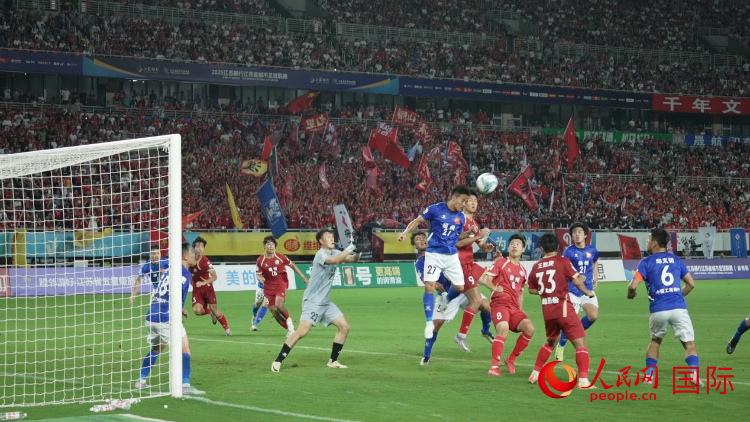 “蘇超”比賽現(xiàn)場。人民網(wǎng)記者 余樂攝