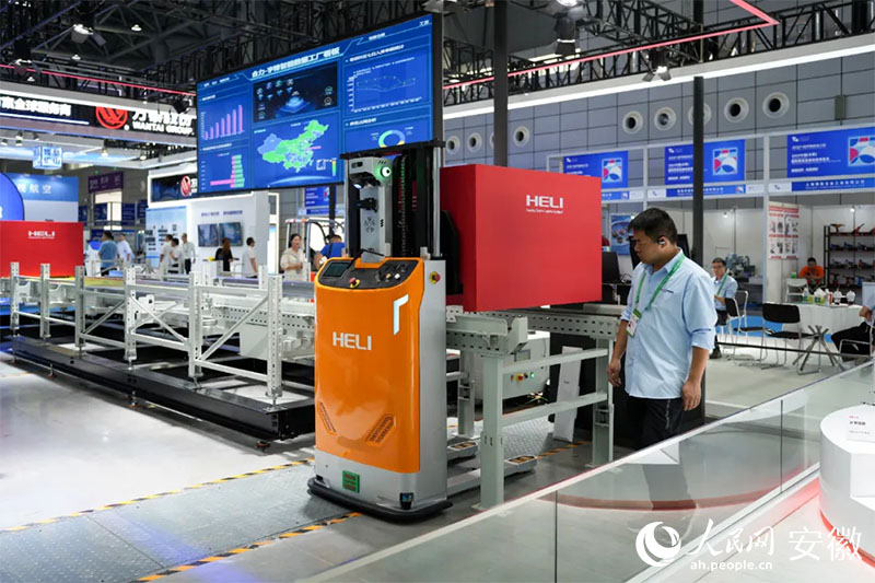 2024世界制造業(yè)大會上，合力將智能數(shù)據(jù)工廠系統(tǒng)帶進展會。人民網(wǎng)記者 王銳攝