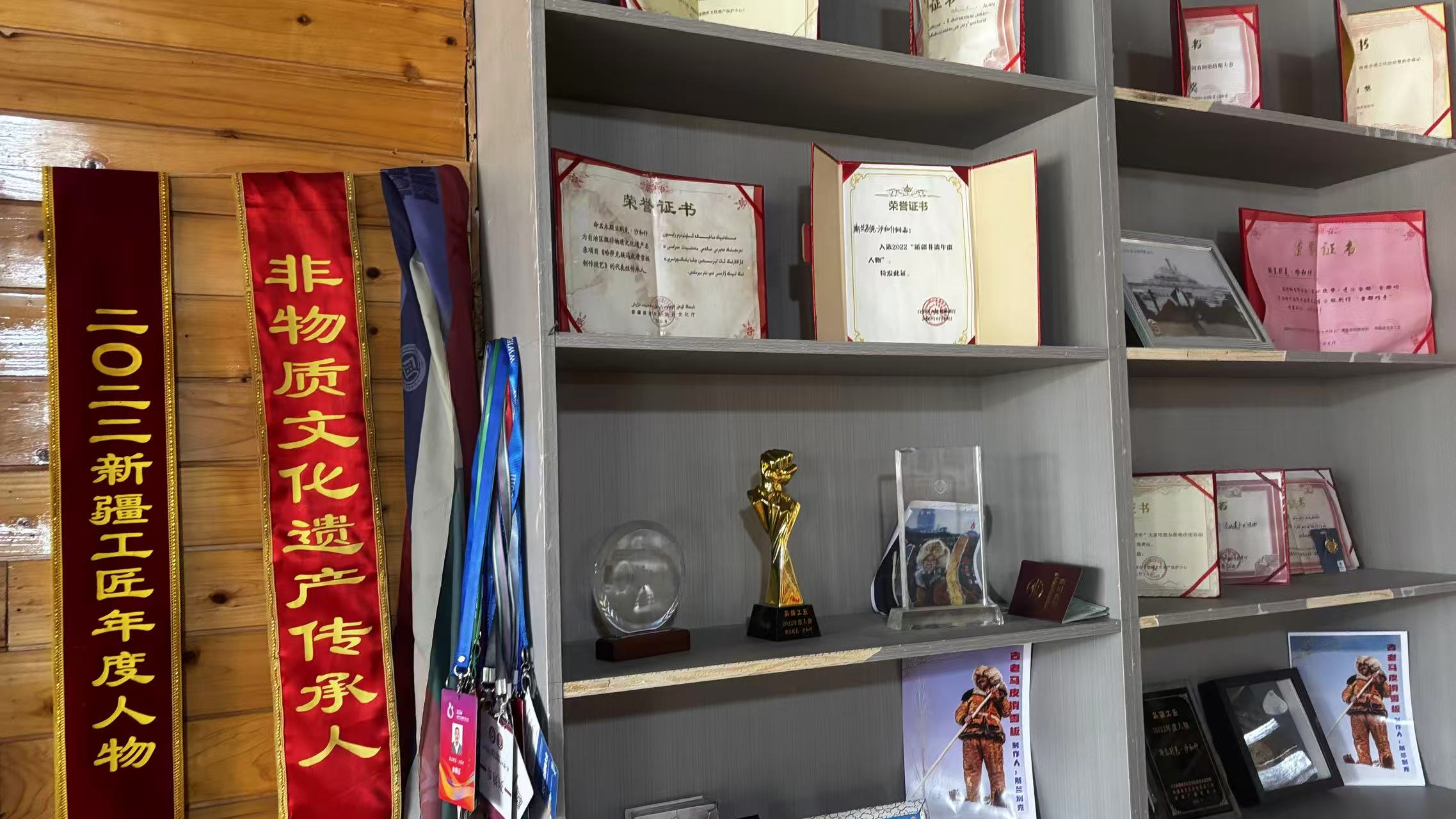 農(nóng)牧民古老毛皮滑雪板制作培訓基地榮譽墻一角。