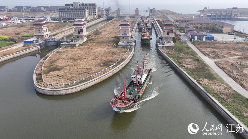 接鮮船駛過南通啟東呂四漁港船閘。人民網(wǎng)記者 余樂攝