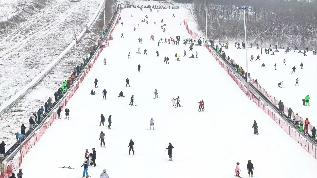 沈陽(yáng)怪坡國(guó)際滑雪場(chǎng)迎來(lái)眾多滑雪愛(ài)好者。人民網(wǎng)記者 孝媛攝