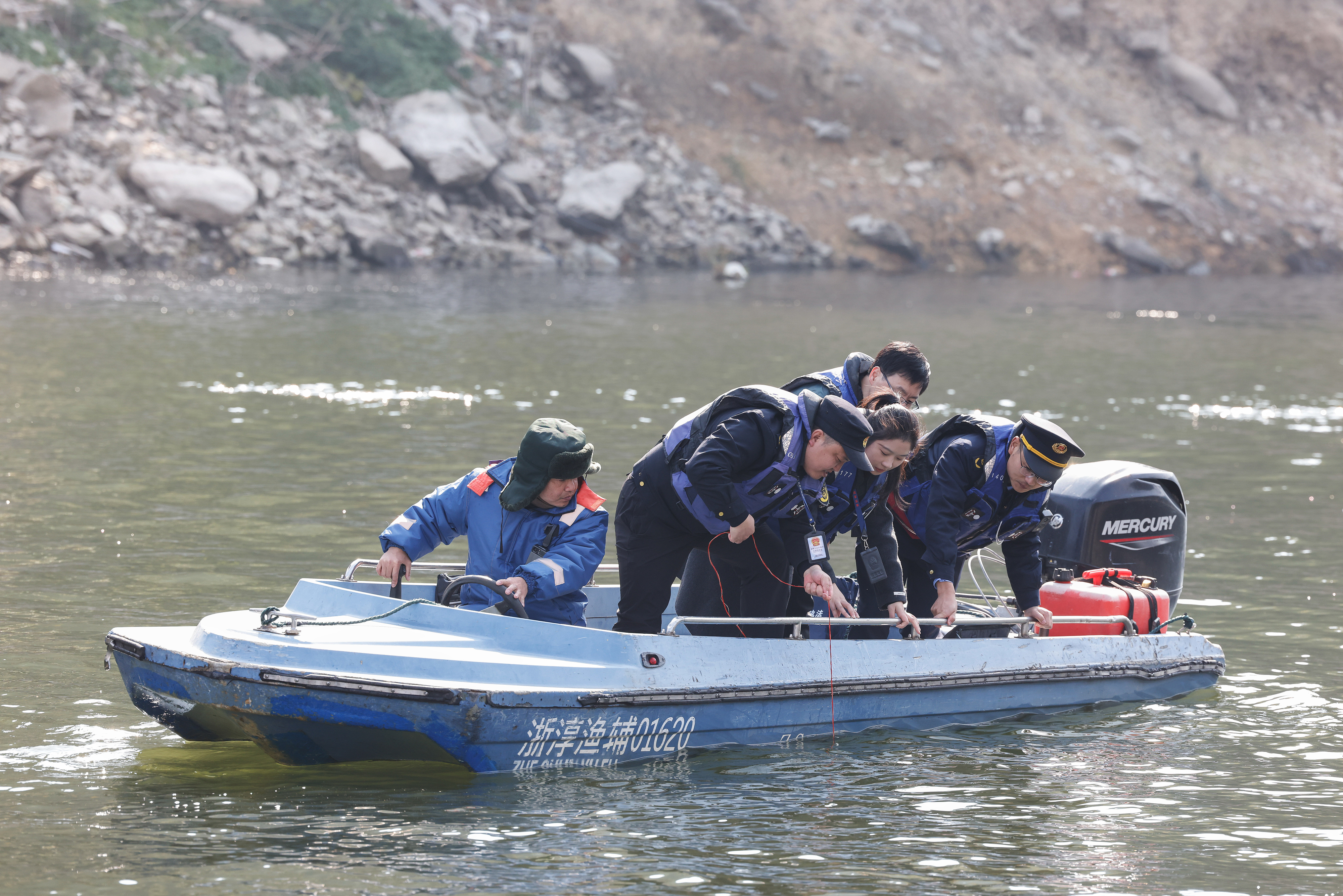 2025年12月4日，浙江杭州淳安縣與安徽黃山歙縣紀(jì)檢監(jiān)察干部及綜合行政執(zhí)法人員對(duì)浙皖交界的新安江鳩坑口水域進(jìn)行常態(tài)化巡河，共同保護(hù)漁業(yè)資源和水域生態(tài)環(huán)境。