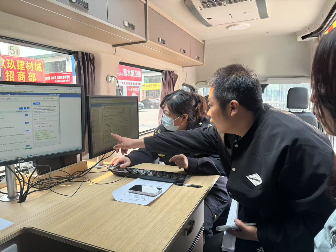 沈陽市大東區(qū)市場監(jiān)督管理局將政務(wù)服務(wù)窗口“搬”到商戶“家門口”，現(xiàn)場為經(jīng)營主體集中辦理并頒發(fā)營業(yè)執(zhí)照。沈陽市營商局供圖