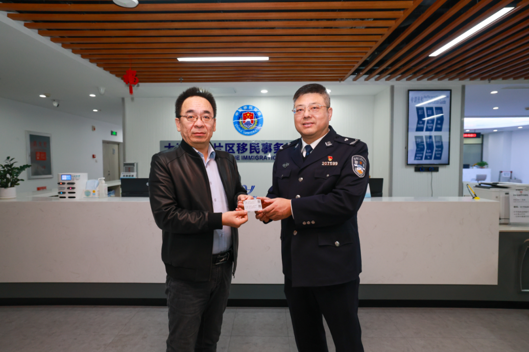 全省首張往來港澳人才簽注落地大連自貿(mào)片區(qū)。遼寧自貿(mào)試驗區(qū)大連片區(qū)供圖