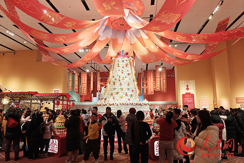 觀眾在中國非物質文化遺產館參觀展覽。人民網記者 韋衍行攝