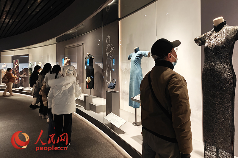 觀眾在上海博物館參觀展覽。人民網記者 韋衍行攝