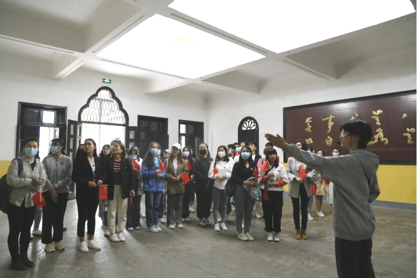 2021年5月20日，在喜迎中國(guó)共產(chǎn)黨建黨100周年之際，我校開(kāi)展了少數(shù)民族學(xué)生“學(xué)黨史、感恩黨、跟黨走”紅色研學(xué)活動(dòng)。