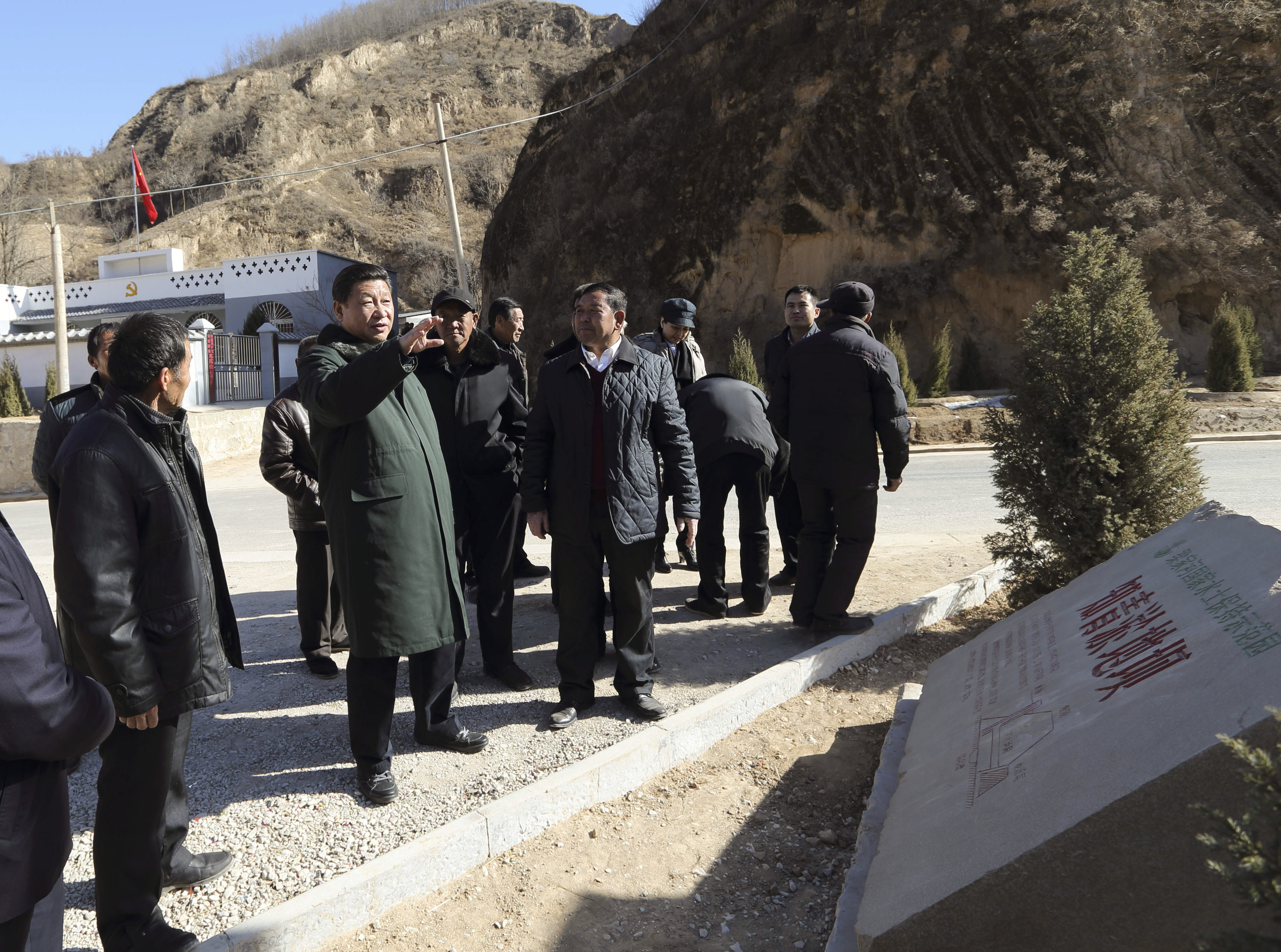 2015年春節(jié)前夕，習(xí)近平來(lái)到陜西考察調(diào)研，第一站便來(lái)到延安市延川縣梁家河村。新華社 發(fā)