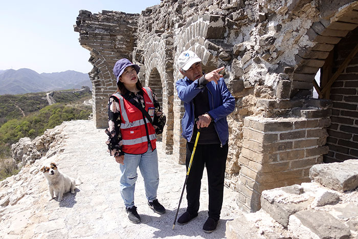 在明長城遺址上，梅景田給外甥女劉紅巖講述長城故事。